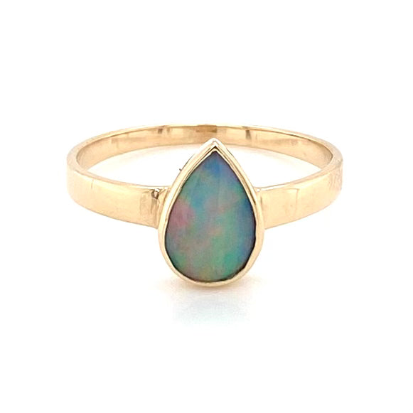 Ring med ægte solid crystal opal fra Australien indfattet i 14 karat guld.