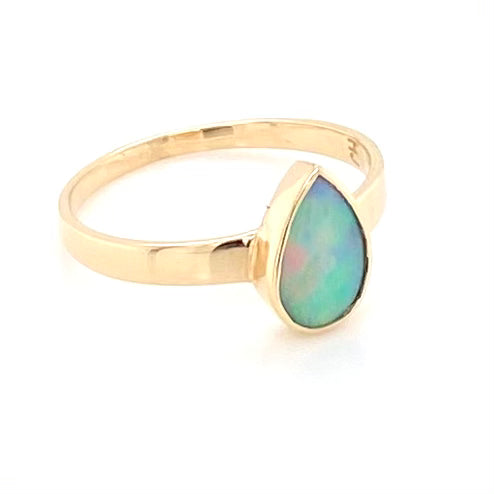 Ring med ægte solid crystal opal fra Australien indfattet i 14 karat guld.