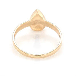Ring med ægte solid crystal opal fra Australien indfattet i 14 karat guld.