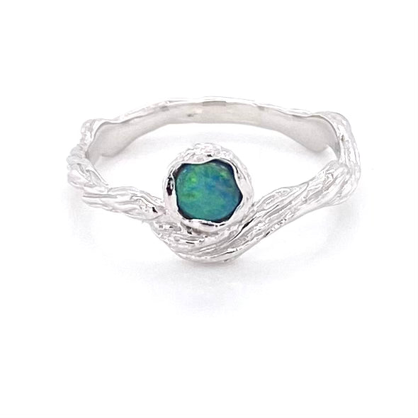 Ægte solid crystal opal fra Australien indfattet i rustikt sterling sølv.