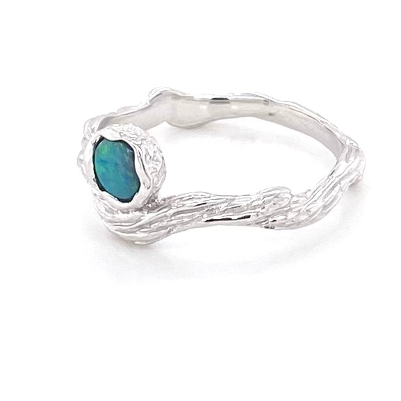 Ægte solid crystal opal fra Australien indfattet i rustikt sterling sølv.