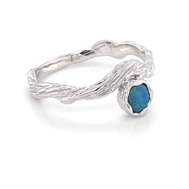 Ægte solid crystal opal fra Australien indfattet i rustikt sterling sølv.