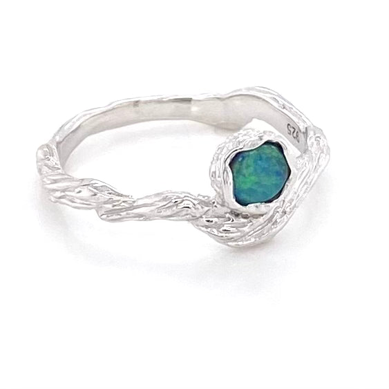 Ægte solid crystal opal fra Australien indfattet i rustikt sterling sølv.