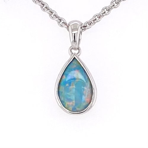 Vedhæng med en ægte solid krystal opal fra Australien indfattet i rhodineret sterling sølv.