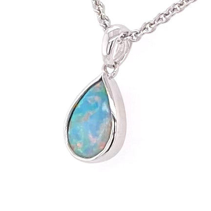 Vedhæng med en ægte solid krystal opal fra Australien indfattet i rhodineret sterling sølv.