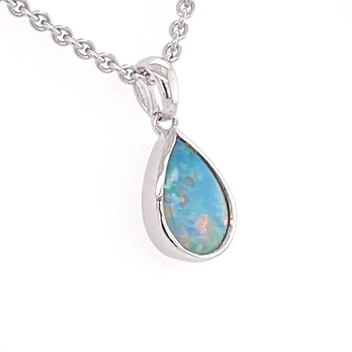 Vedhæng med en ægte solid krystal opal fra Australien indfattet i rhodineret sterling sølv.