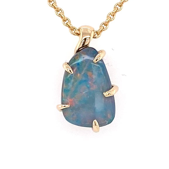 Vedhæng med doublet opal indfattet i 14 karat guld.