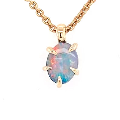 Vedhæng med ægte doublet opal indfattet i 14 karat guld.