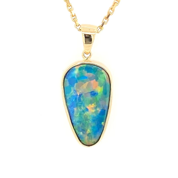 Opal vedhæng med en ægte doublet opal fra Australien indfattet i 14 karat guld.