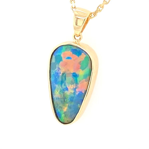 Opal vedhæng med en ægte doublet opal fra Australien indfattet i 14 karat guld.