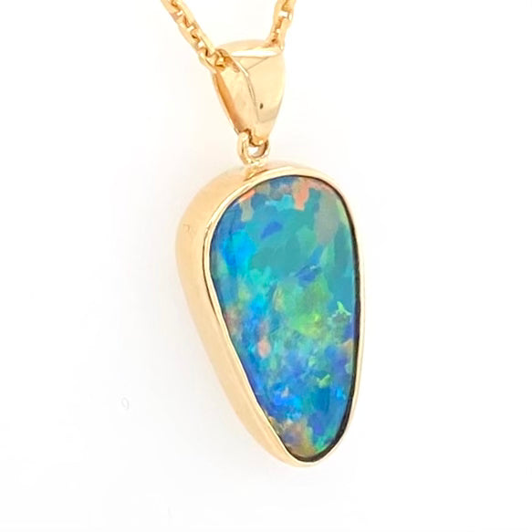 Opal vedhæng med en ægte doublet opal fra Australien indfattet i 14 karat guld.