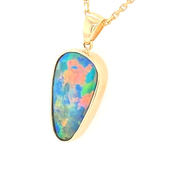 Opal vedhæng med en ægte doublet opal fra Australien indfattet i 14 karat guld.