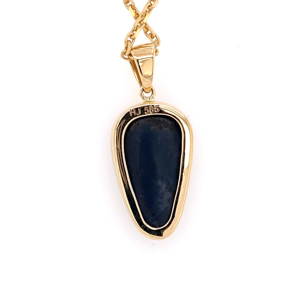 Opal vedhæng med en ægte doublet opal fra Australien indfattet i 14 karat guld.