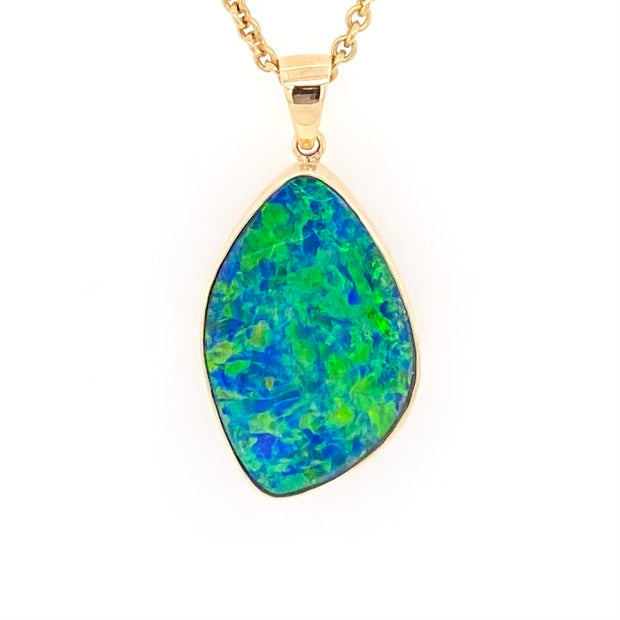 Opal vedhæng med en ægte doublet opal fra Australien indfattet i 14 karat guld.