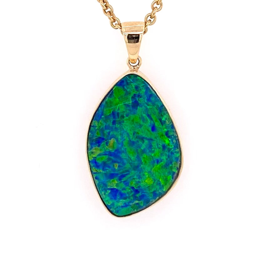 Opal vedhæng med en ægte doublet opal fra Australien indfattet i 14 karat guld.