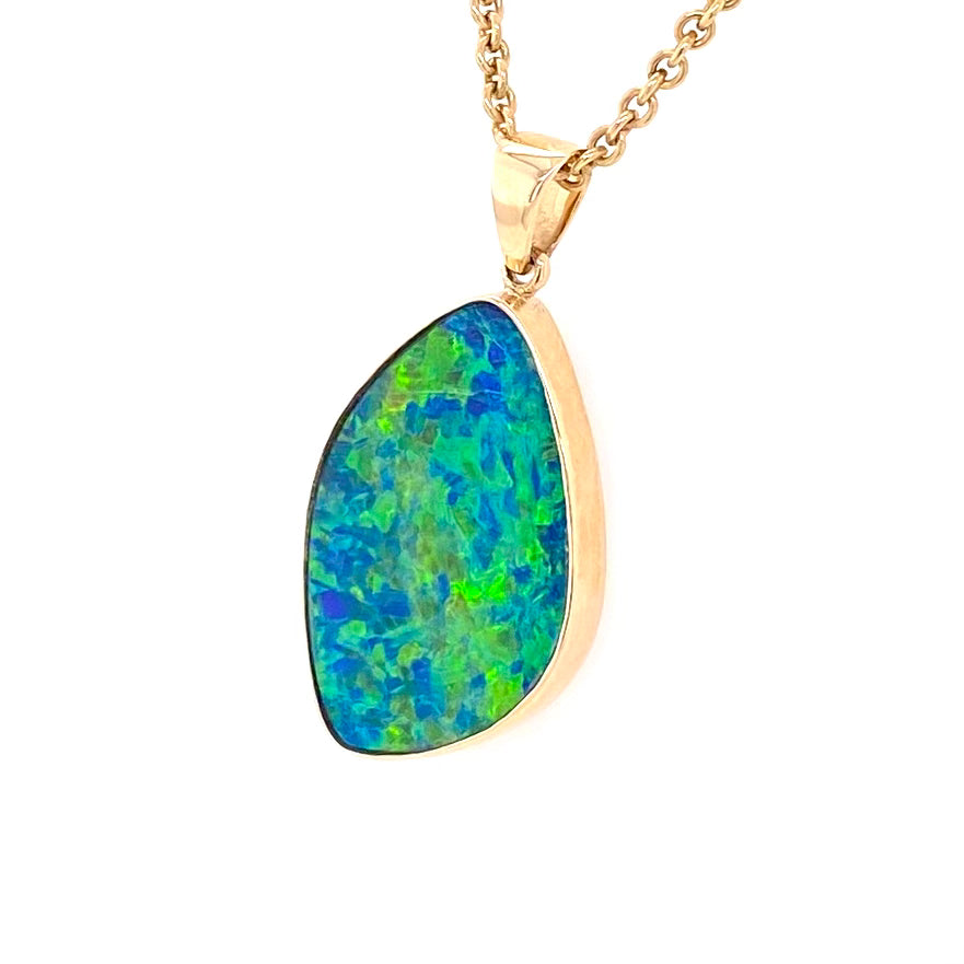 Opal vedhæng med en ægte doublet opal fra Australien indfattet i 14 karat guld.