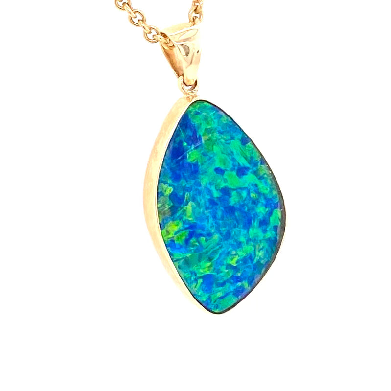 Opal vedhæng med en ægte doublet opal fra Australien indfattet i 14 karat guld.