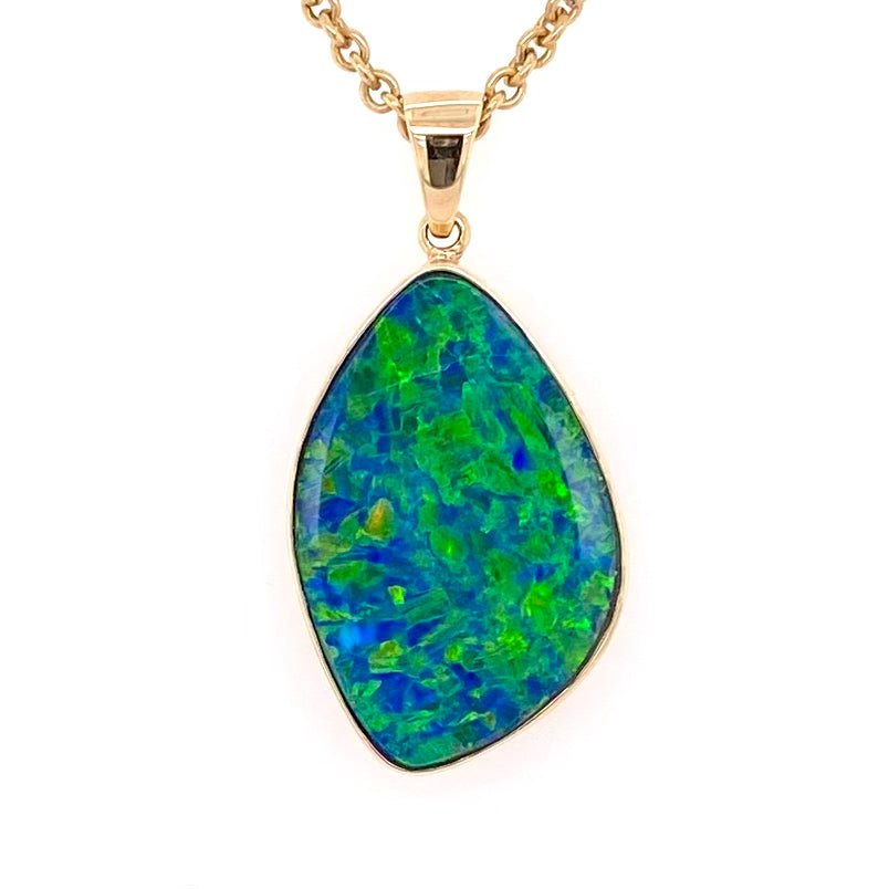 Opal vedhæng med en ægte doublet opal fra Australien indfattet i 14 karat guld.