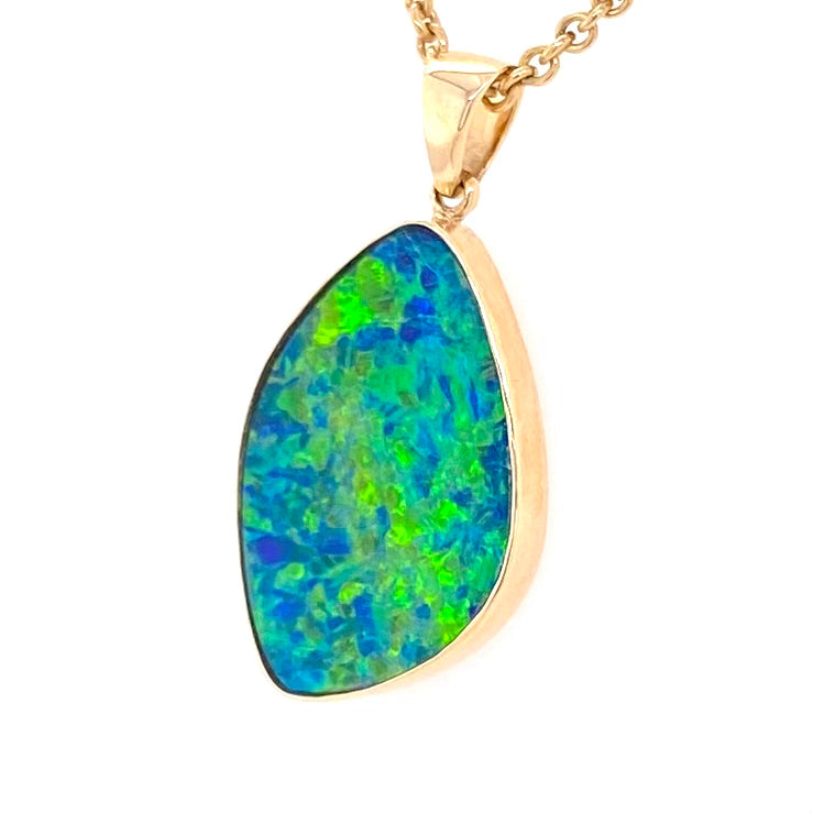 Opal vedhæng med en ægte doublet opal fra Australien indfattet i 14 karat guld.