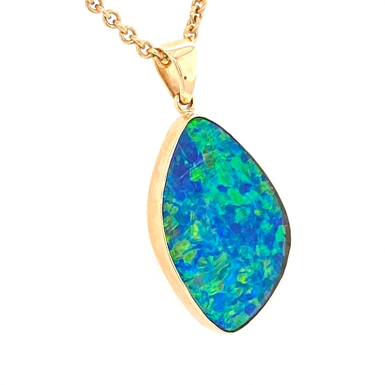 Opal vedhæng med en ægte doublet opal fra Australien indfattet i 14 karat guld.