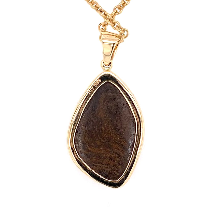 Opal vedhæng med en ægte doublet opal fra Australien indfattet i 14 karat guld.