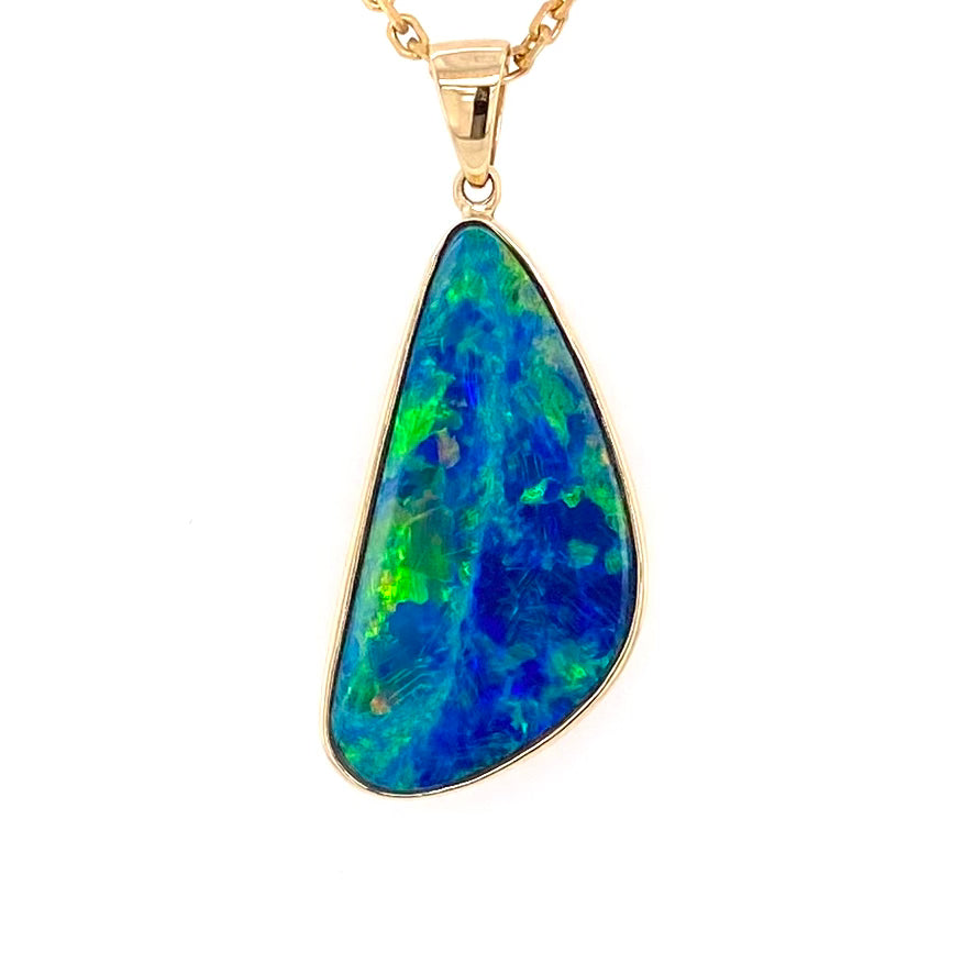 Opal vedhæng med en ægte doublet opal fra Australien indfattet i 14 karat guld.