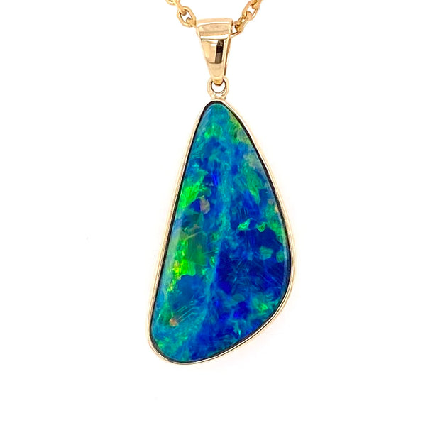 Opal vedhæng med en ægte doublet opal fra Australien indfattet i 14 karat guld.