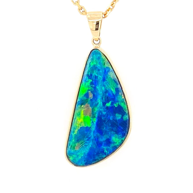 Opal vedhæng med en ægte doublet opal fra Australien indfattet i 14 karat guld.