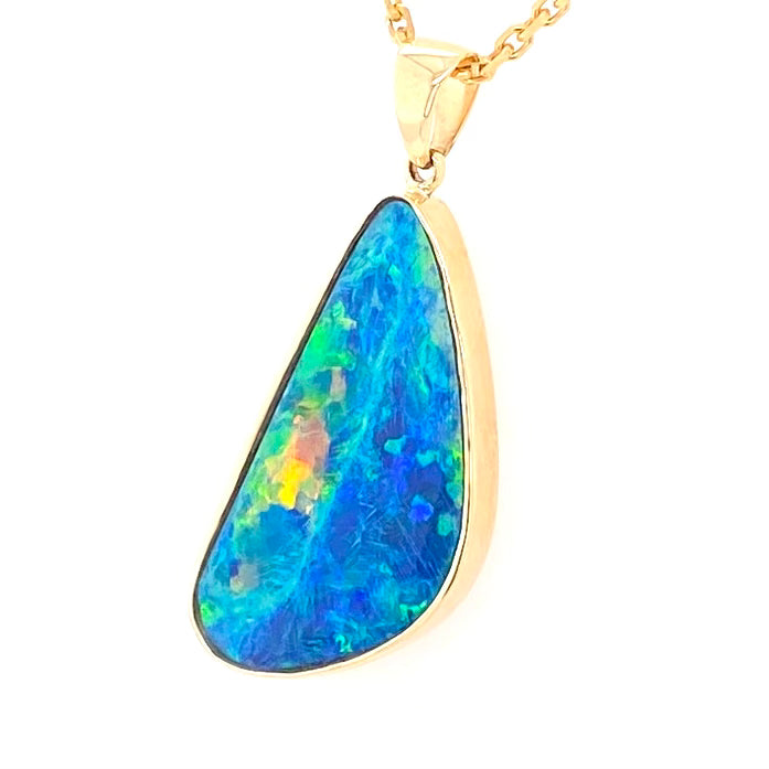 Opal vedhæng med en ægte doublet opal fra Australien indfattet i 14 karat guld.