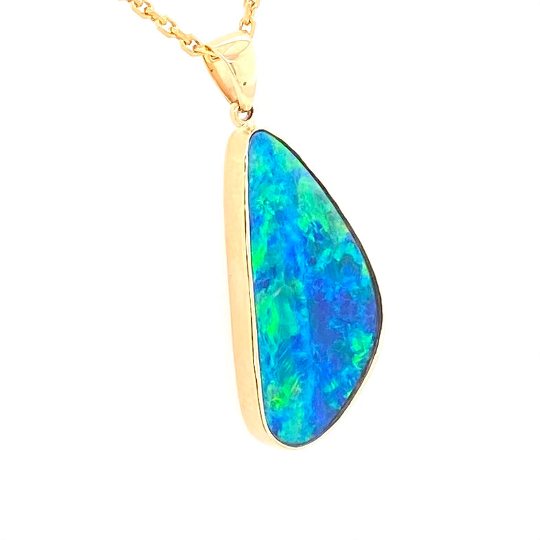 Opal vedhæng med en ægte doublet opal fra Australien indfattet i 14 karat guld.