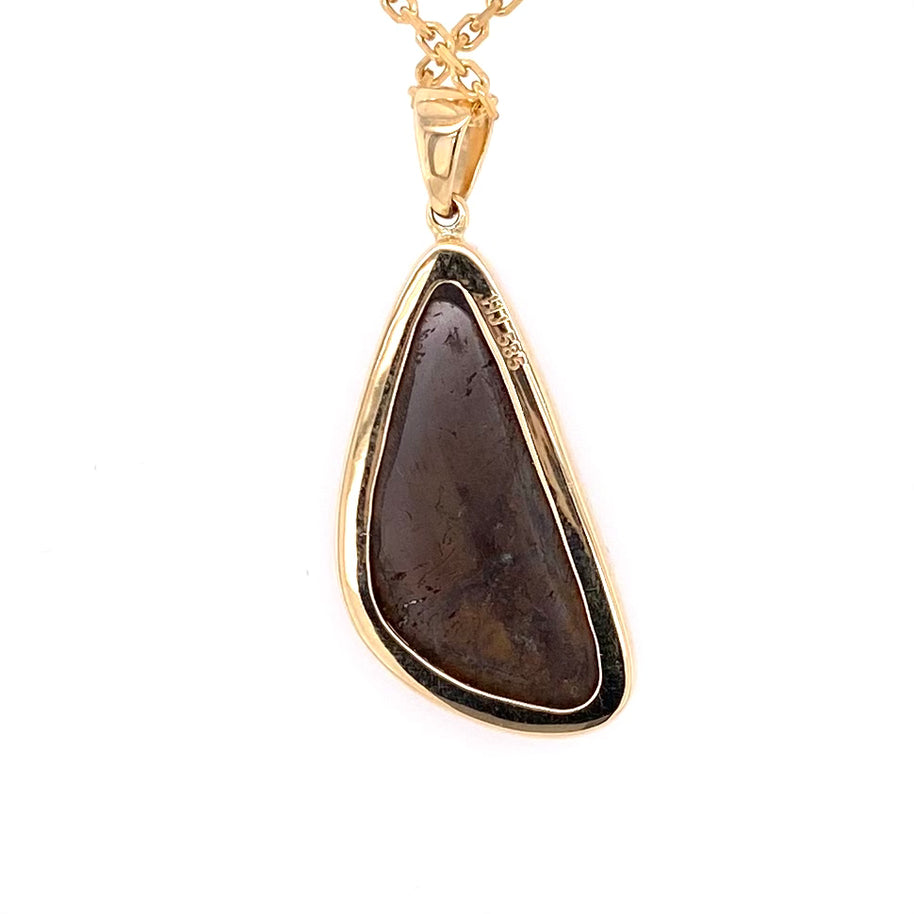 Opal vedhæng med en ægte doublet opal fra Australien indfattet i 14 karat guld.