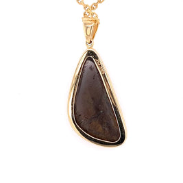 Opal vedhæng med en ægte doublet opal fra Australien indfattet i 14 karat guld.