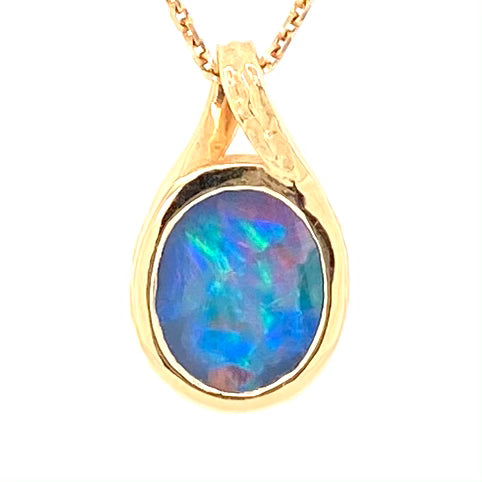 Opal vedhæng med en ægte doublet opal fra Australien indfattet i 14 karat guld.