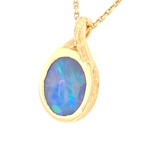 Opal vedhæng med en ægte doublet opal fra Australien indfattet i 14 karat guld.