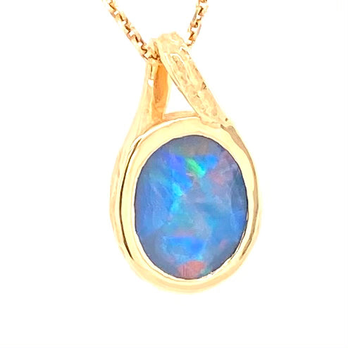 Opal vedhæng med en ægte doublet opal fra Australien indfattet i 14 karat guld.