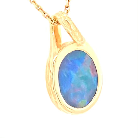 Opal vedhæng med en ægte doublet opal fra Australien indfattet i 14 karat guld.