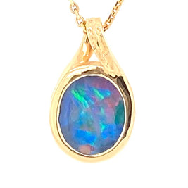 Opal vedhæng med en ægte doublet opal fra Australien indfattet i 14 karat guld.