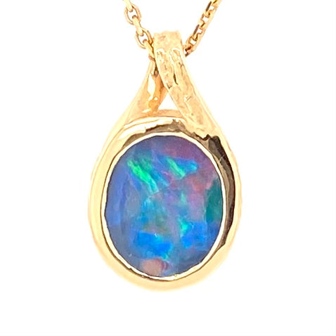 Opal vedhæng med en ægte doublet opal fra Australien indfattet i 14 karat guld.