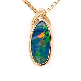 Opal vedhæng med en ægte doublet opal fra Australien indfattet i 14 karat guld.
