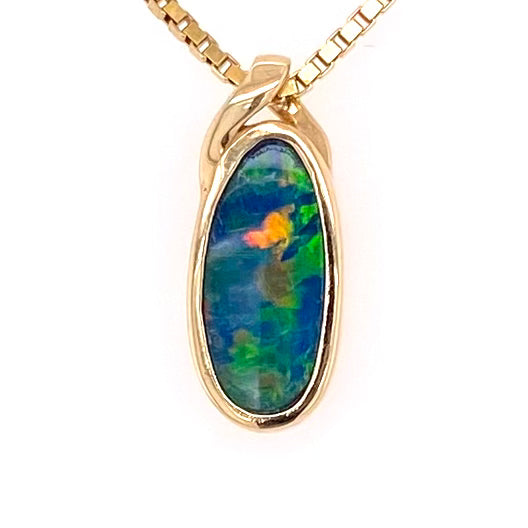 Opal vedhæng med en ægte doublet opal fra Australien indfattet i 14 karat guld.