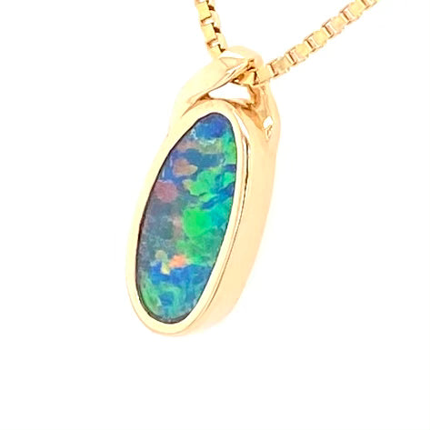 Opal vedhæng med en ægte doublet opal fra Australien indfattet i 14 karat guld.