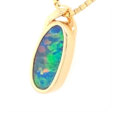 Opal vedhæng med en ægte doublet opal fra Australien indfattet i 14 karat guld.