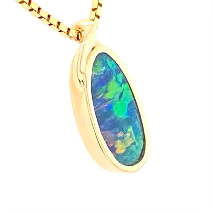 Opal vedhæng med en ægte doublet opal fra Australien indfattet i 14 karat guld.