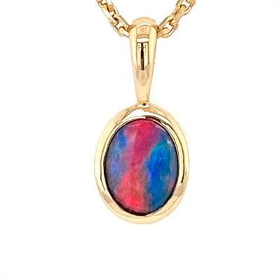 Opal vedhæng med en ægte doublet opal fra Australien indfattet i 14 karat guld.