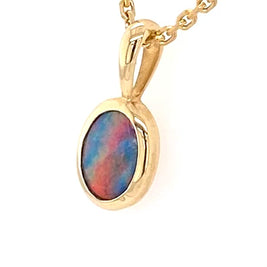 Opal vedhæng med en ægte doublet opal fra Australien indfattet i 14 karat guld.