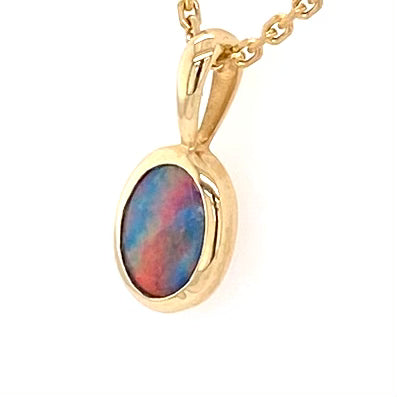 Opal vedhæng med en ægte doublet opal fra Australien indfattet i 14 karat guld.