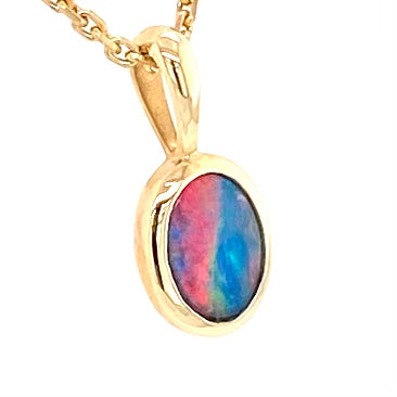 Opal vedhæng med en ægte doublet opal fra Australien indfattet i 14 karat guld.
