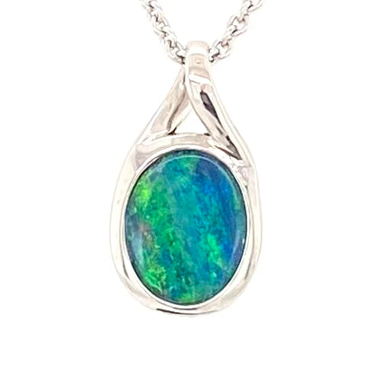 Vedhæng med ægte doublet opal indfattet i rhodineret sterling sølv.