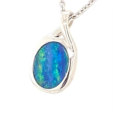 Vedhæng med ægte doublet opal indfattet i rhodineret sterling sølv.