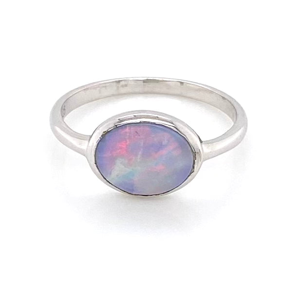 Ægte solid crystal opal fra Australien indfattet i sterling sølv.